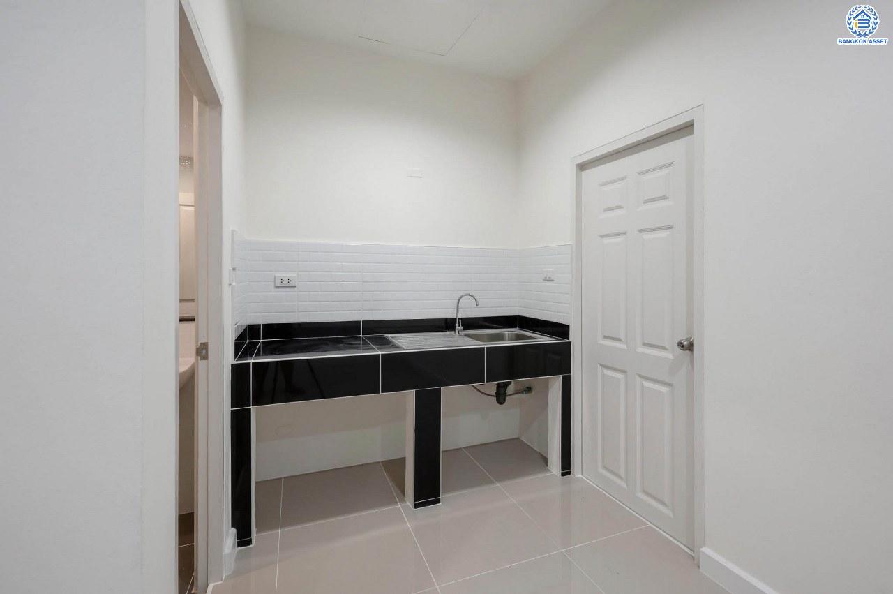 บ้านมือสองตกแต่งใหม่ ทาวน์โฮม 3 ชั้น โครงการ พรีเมี่ยมเพลส รามอินทรา เนื้อที่ 21.2 ตร.ว. ฟังก์ชัน 3 ห้องนอน 4 ห้องน้ำ 2 ที่จอดรถ ทำเลใจกลางเมือง เชื่อมต่อทั้ง ถ.ประเสริฐมนูญกิจ, ถ.ลาดพร้าว, ถ.รามอินทรา ใกล้ทางด่วน "รามอินทรา" และรถไฟฟ้าสายสีชมพู "สถานีมัยลาภ"